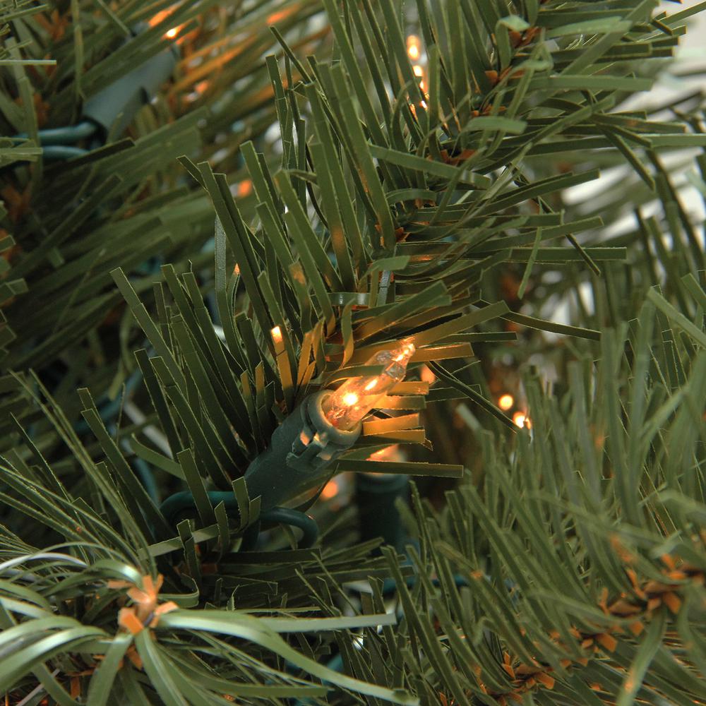 7.5' Pre-Lit Medium Niagara Pine Artificial Christmas Tree - Clear Lights. Picture 2
