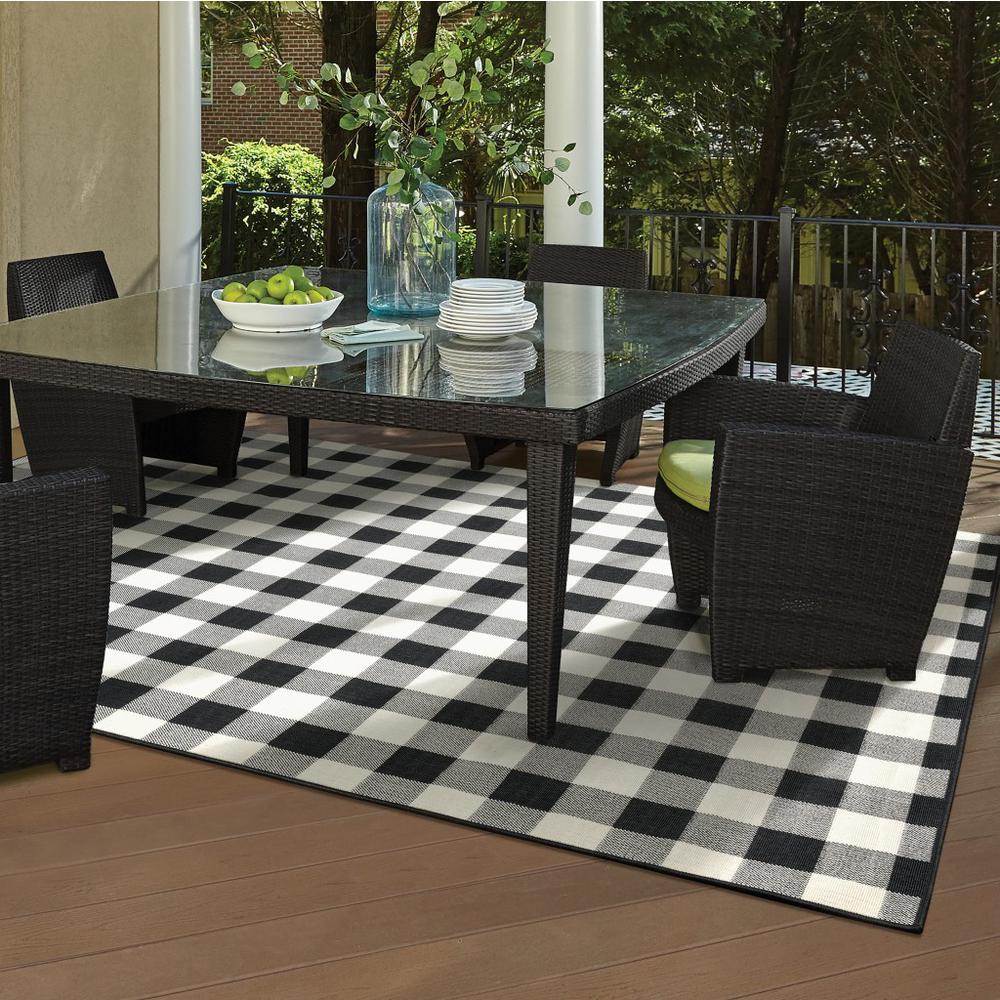 5’x8’ Black and Ivory Gingham Indoor Outdoor Area Rug - 389519. Picture 9