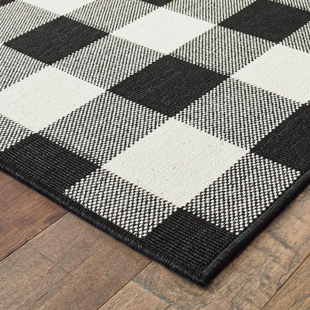 7’x10’ Black and Ivory Gingham Indoor Outdoor Area Rug - 389520. Picture 7