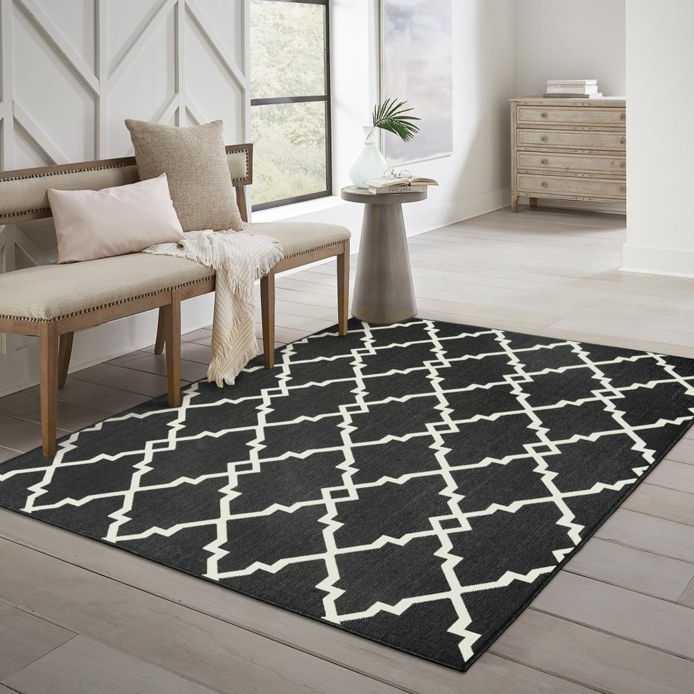 4’x6’ Black and Ivory Trellis Indoor Outdoor Area Rug - 389532. Picture 6