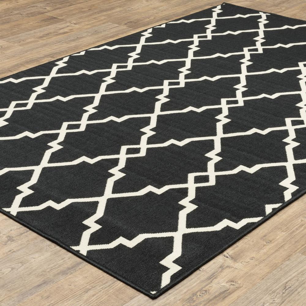 9’x13’ Black and Ivory Trellis Indoor Outdoor Area Rug - 389537. Picture 5