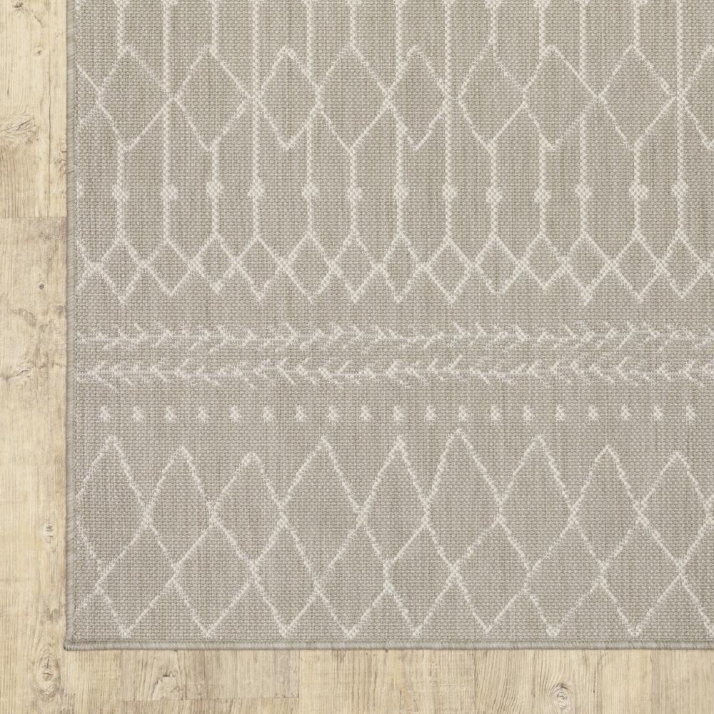 3’x5’ Gray and Ivory Geometric Indoor Outdoor Area Rug - 389538. Picture 2
