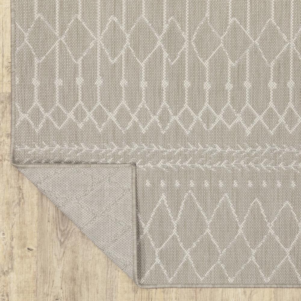 3’x5’ Gray and Ivory Geometric Indoor Outdoor Area Rug - 389538. Picture 3