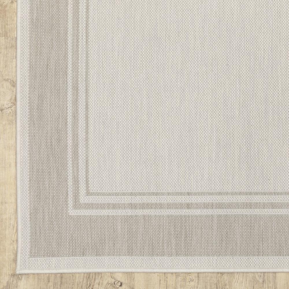 5’x7’ Ivory and Gray Bordered Indoor Outdoor Area Rug - 389544. Picture 4