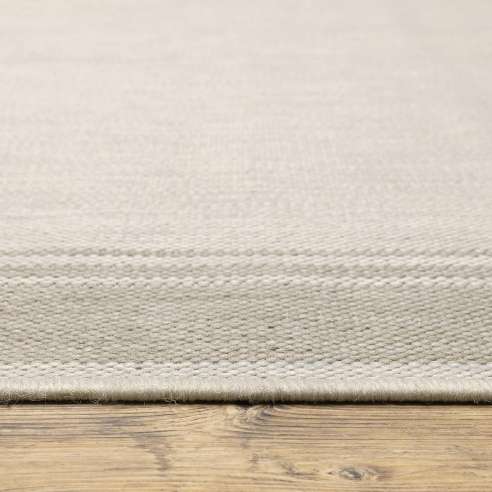 5’x7’ Ivory and Gray Bordered Indoor Outdoor Area Rug - 389544. Picture 7