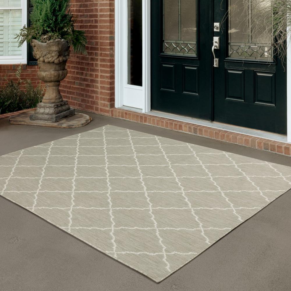 3’x5’ Gray and Ivory Trellis Indoor Outdoor Area Rug - 389548. Picture 8