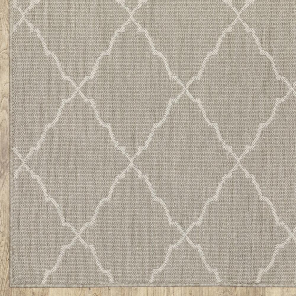 5’x7’ Gray and Ivory Trellis Indoor Outdoor Area Rug - 389549. Picture 2