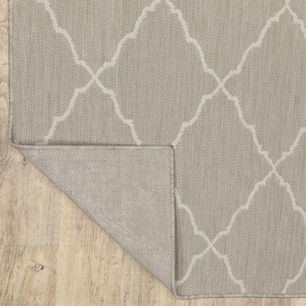 5’x7’ Gray and Ivory Trellis Indoor Outdoor Area Rug - 389549. Picture 4