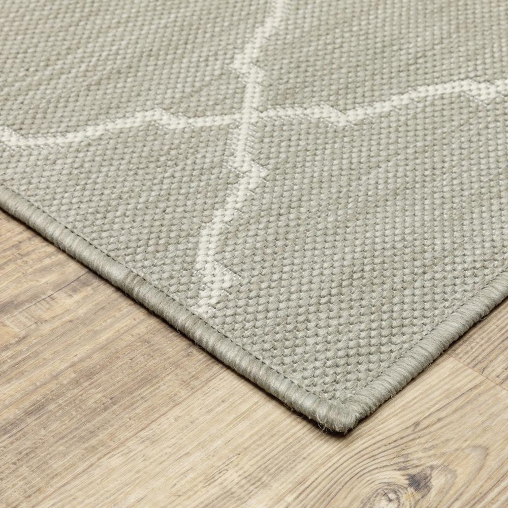 5’x7’ Gray and Ivory Trellis Indoor Outdoor Area Rug - 389549. Picture 5