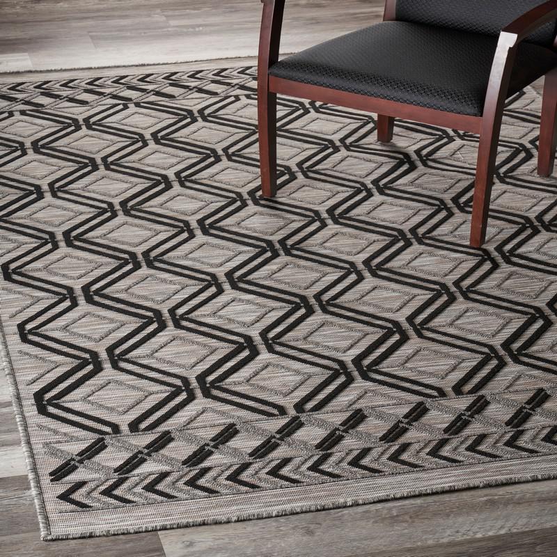 5' X 7' Black And Tan Indoor Outdoor Area Rug. Picture 1