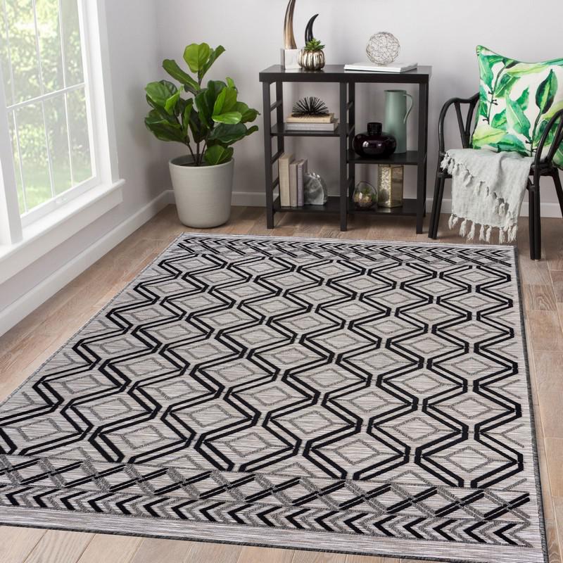 5' X 7' Black And Tan Indoor Outdoor Area Rug. Picture 2