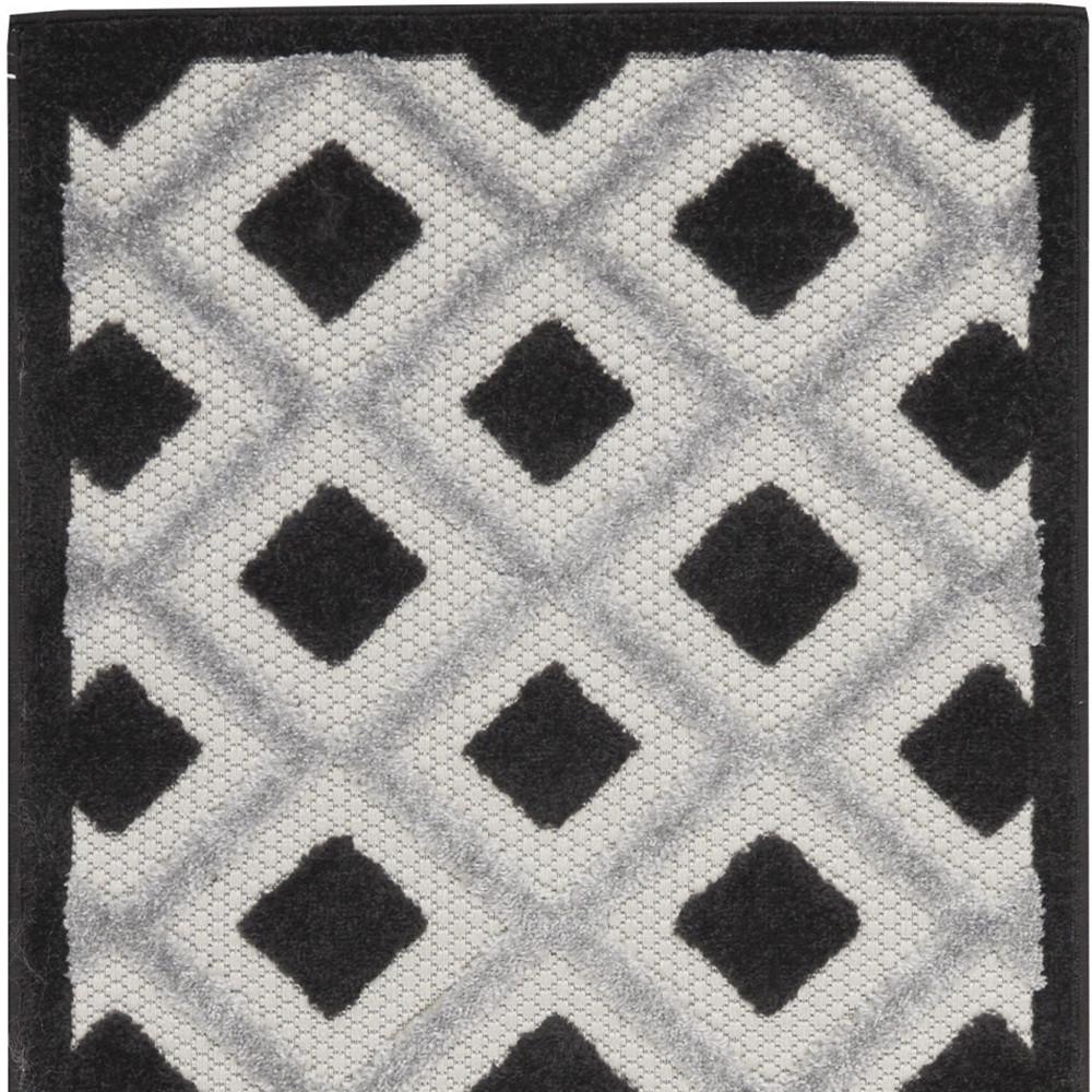 2' X 6' Black And White Gingham Non Skid Indoor Outdoor Runner Rug. Picture 4