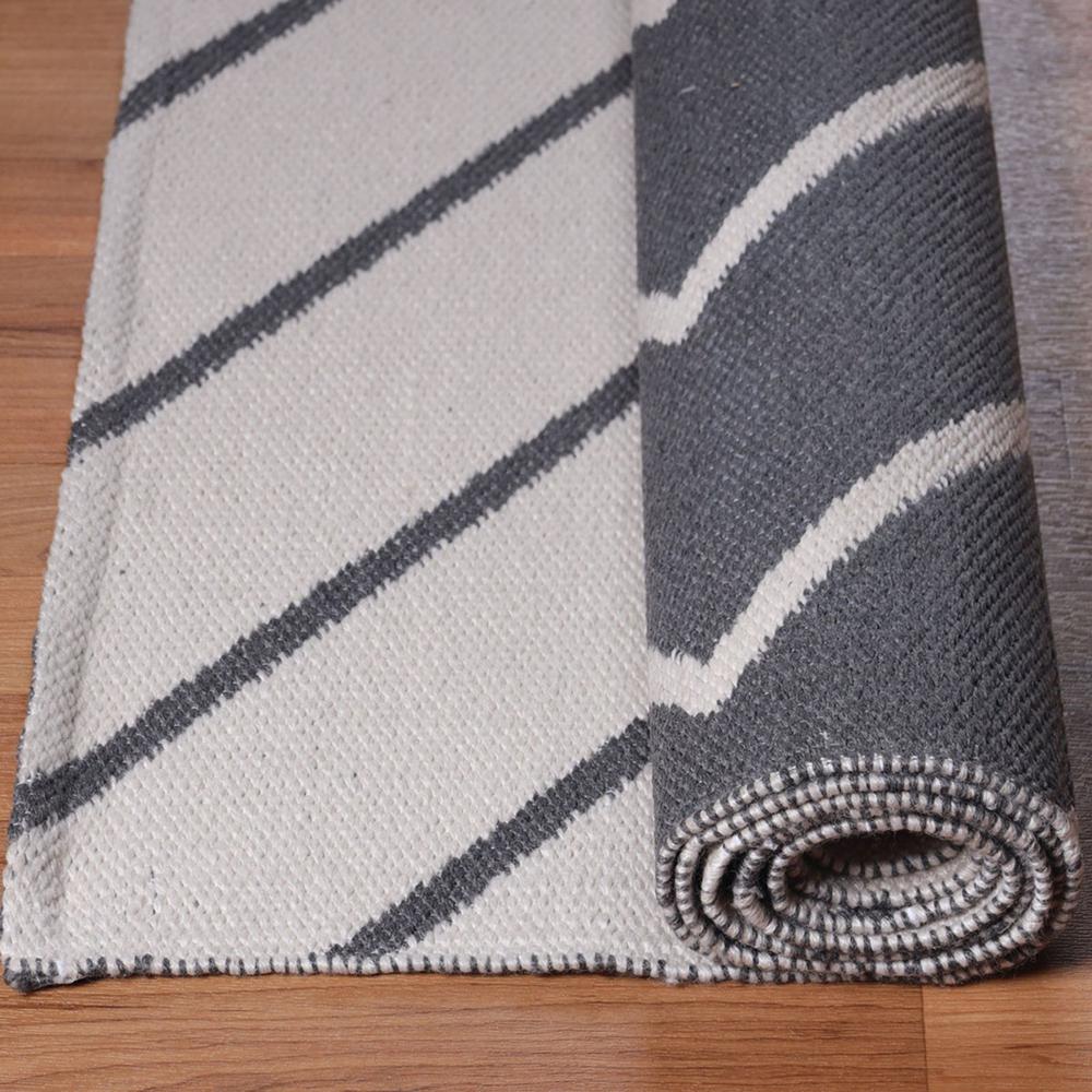 3' X 5' Ivory Waves Stain Resistant Indoor Outdoor Area Rug. Picture 5