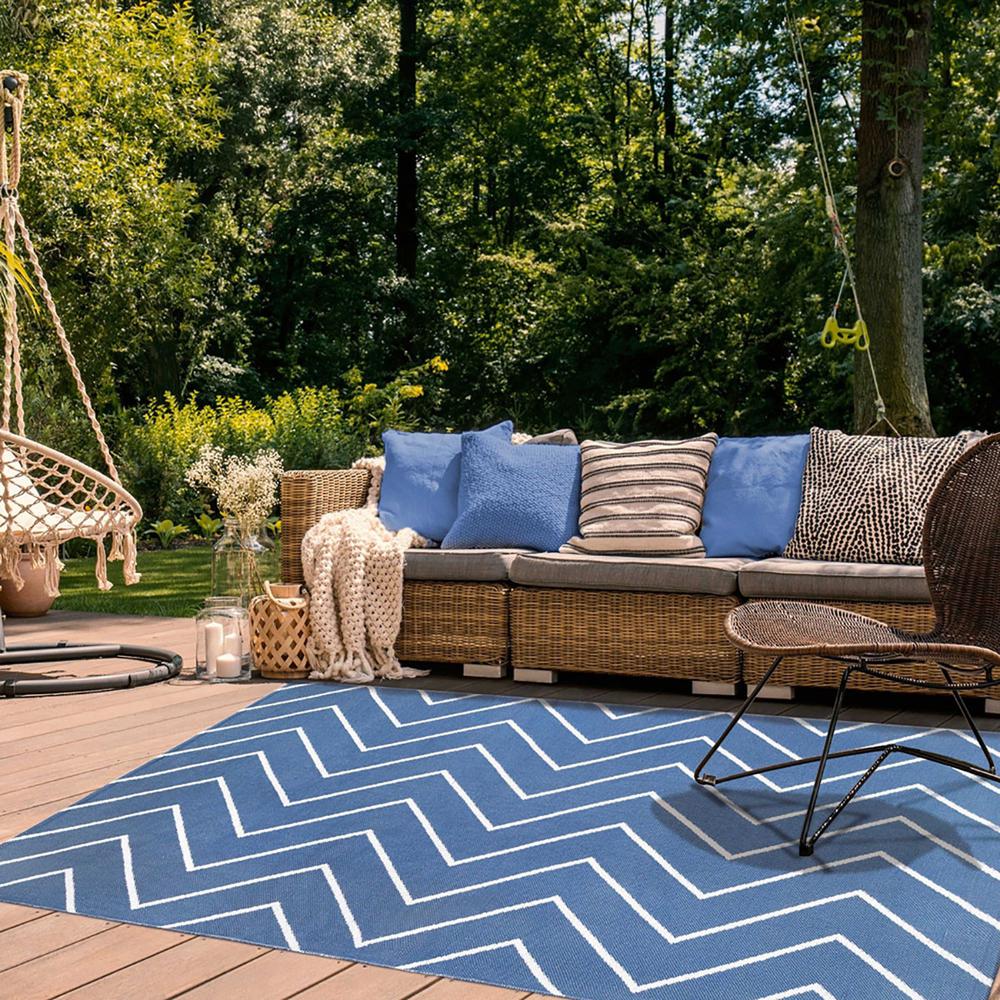 5' X 7' Navy Blue Waves Stain Resistant Indoor Outdoor Area Rug. Picture 7