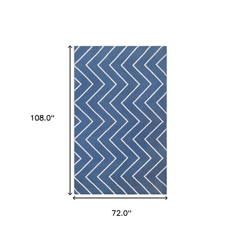 6' X 9' Navy Blue Waves Stain Resistant Indoor Outdoor Area Rug. Picture 9