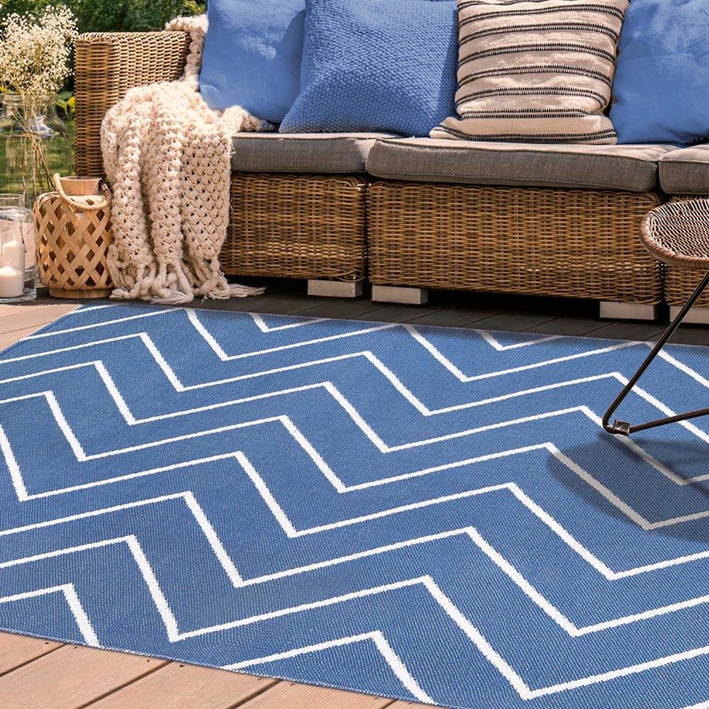6' X 9' Navy Blue Waves Stain Resistant Indoor Outdoor Area Rug. Picture 5