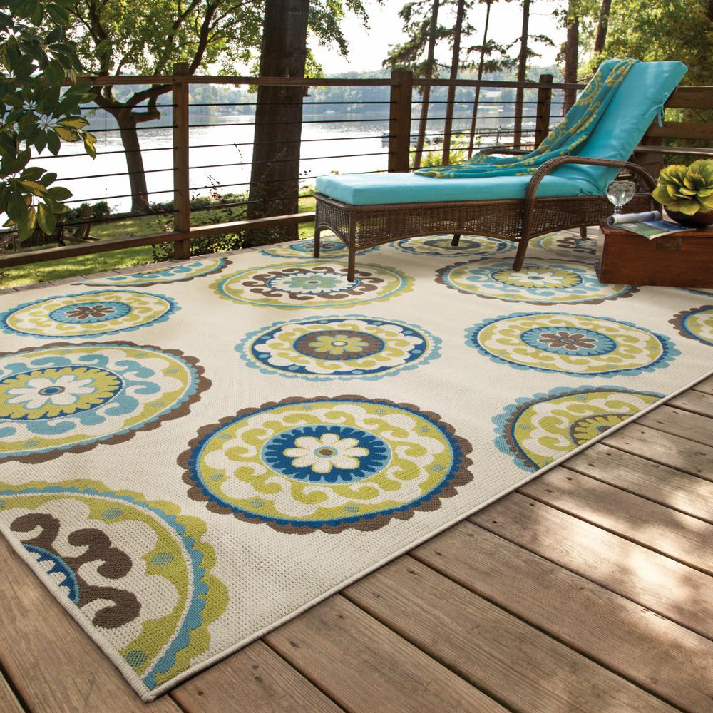 2' X 4' Green and Ivory Floral Stain Resistant Indoor Outdoor Area Rug. Picture 8