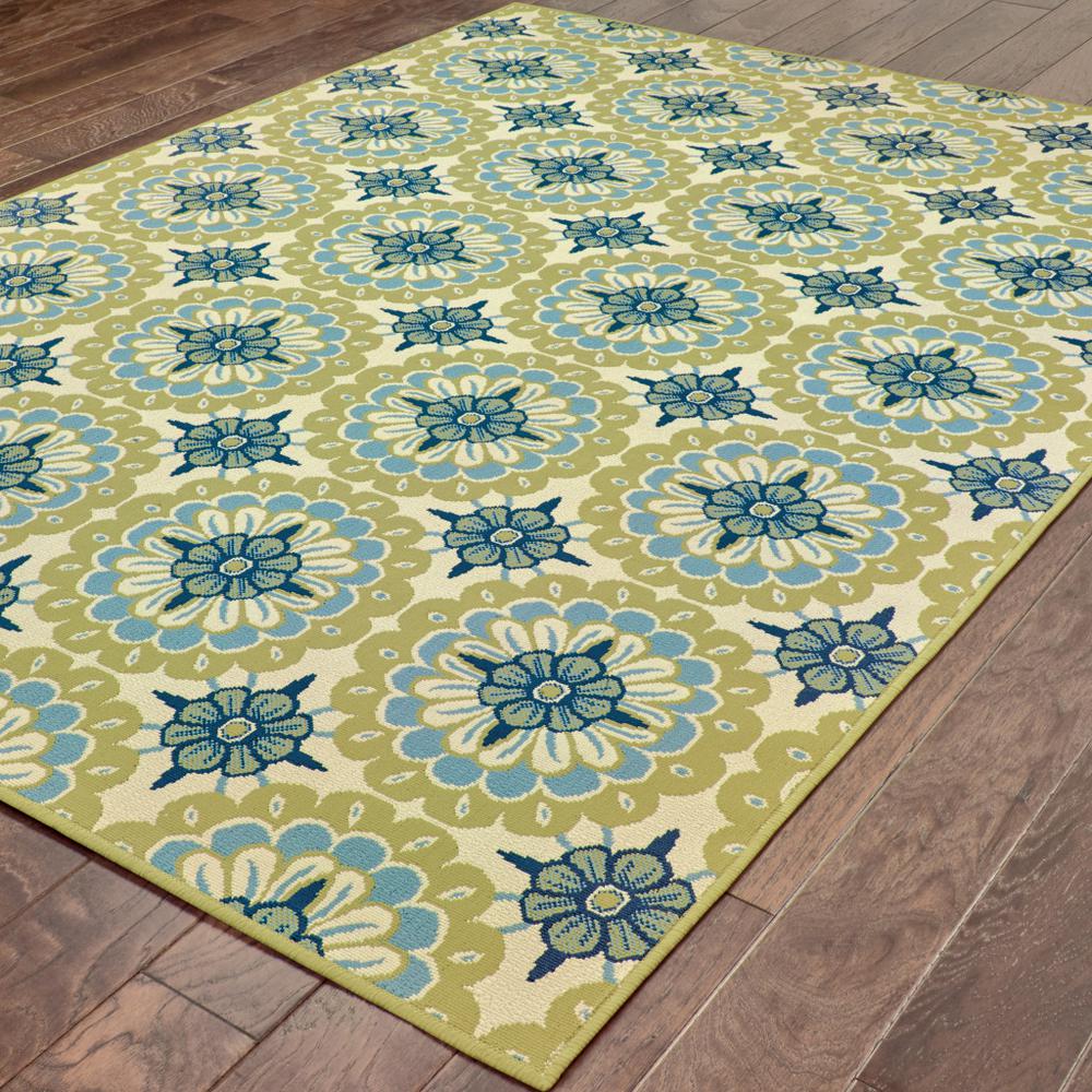 2' X 4' Green and Ivory Floral Stain Resistant Indoor Outdoor Area Rug. Picture 6
