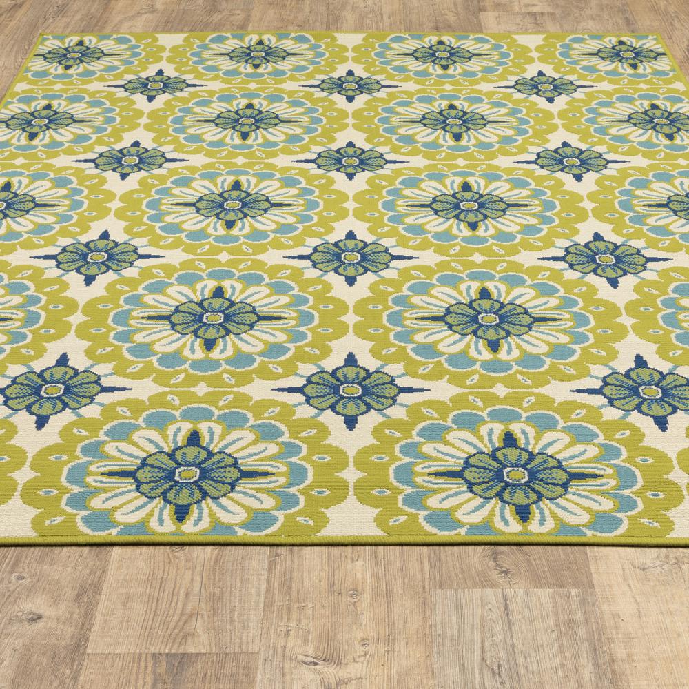 4' x 6' Green and Ivory Floral Stain Resistant Indoor Outdoor Area Rug. Picture 9