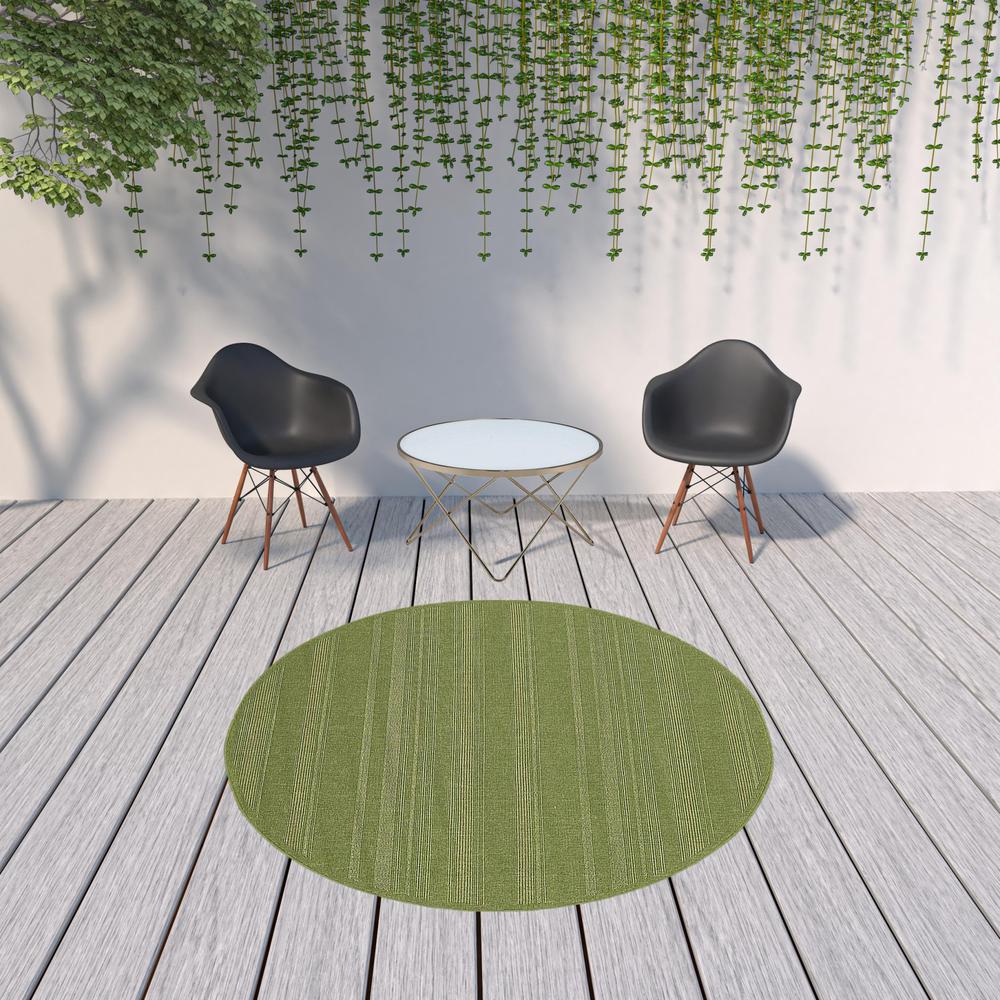 8' x 8' Green Round Stain Resistant Indoor Outdoor Area Rug. Picture 3