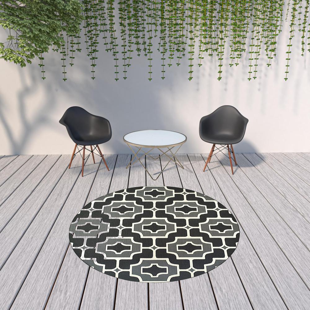 8' x 8' Black and Gray Round Geometric Stain Resistant Indoor Outdoor Area Rug. Picture 3