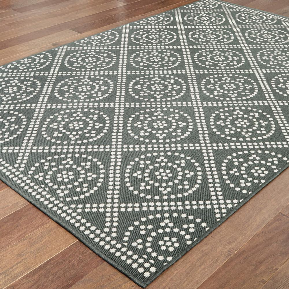 2' X 4' Gray and Ivory Geometric Stain Resistant Indoor Outdoor Area Rug. Picture 4