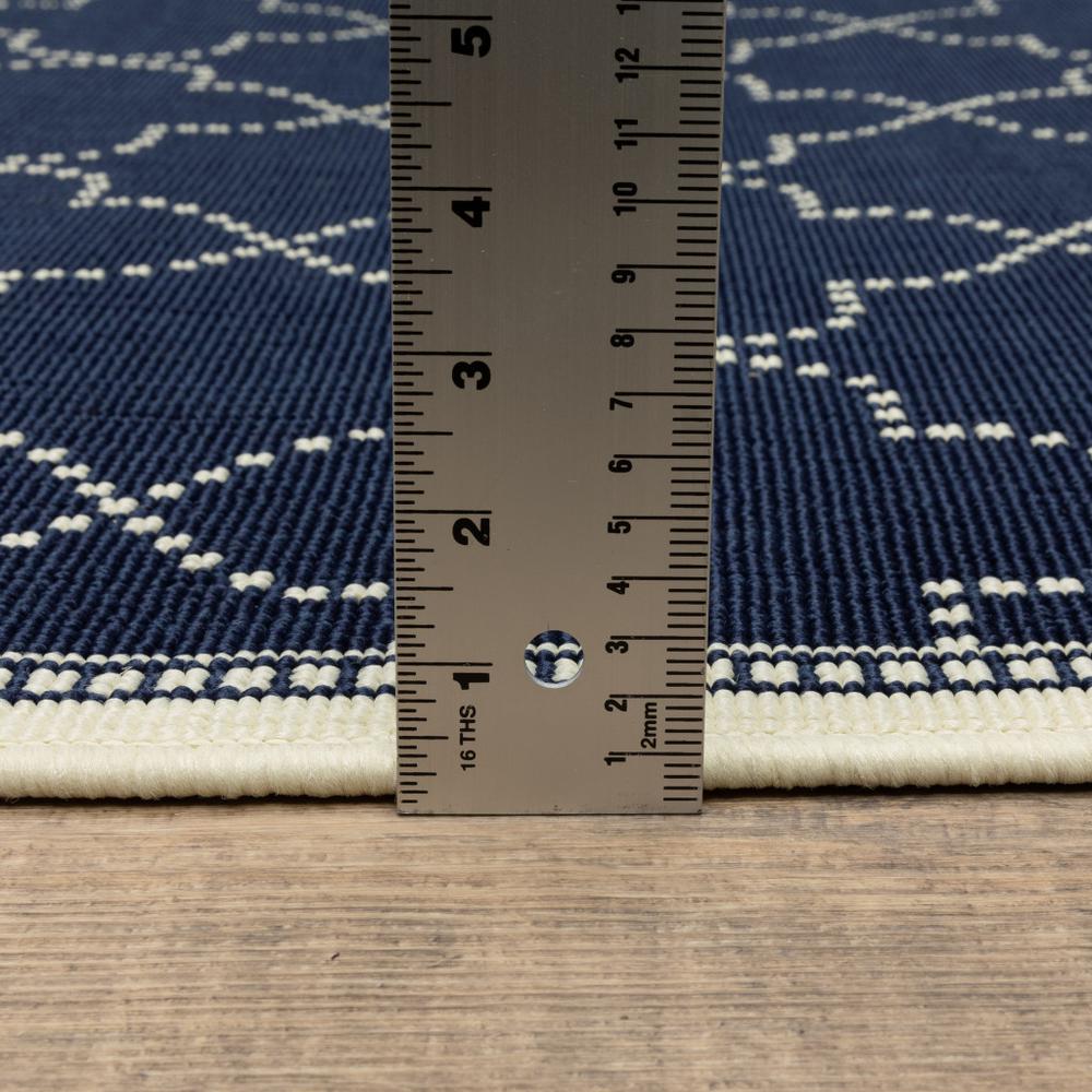 8' x 8' Blue and Ivory Round Geometric Stain Resistant Indoor Outdoor Area Rug. Picture 4