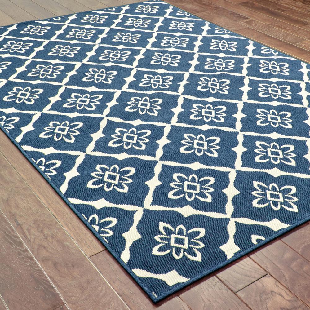 2' x 3' Blue and Ivory Floral Stain Resistant Indoor Outdoor Area Rug. Picture 7