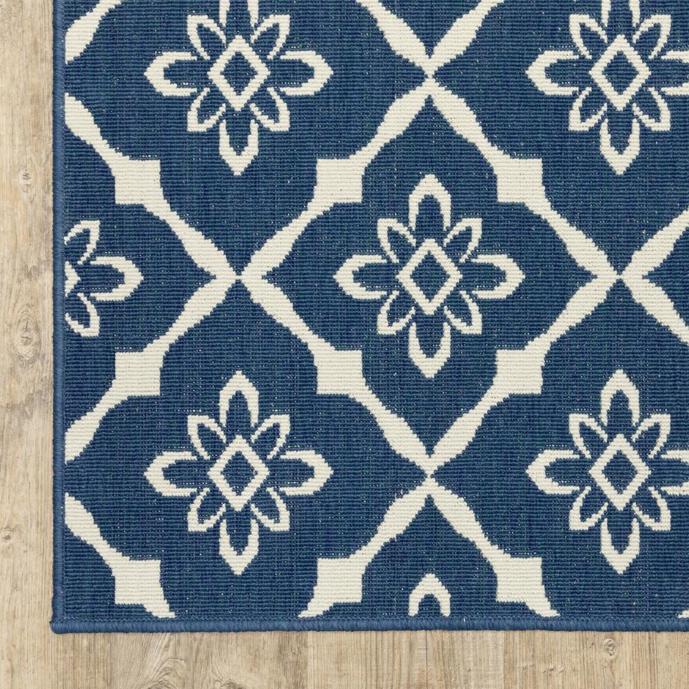 2' x 3' Blue and Ivory Floral Stain Resistant Indoor Outdoor Area Rug. Picture 4