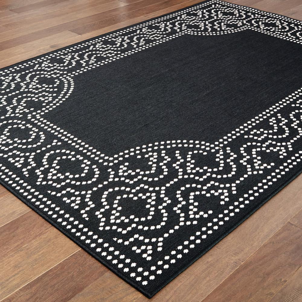 2' X 4' Black and Ivory Stain Resistant Indoor Outdoor Area Rug. Picture 4