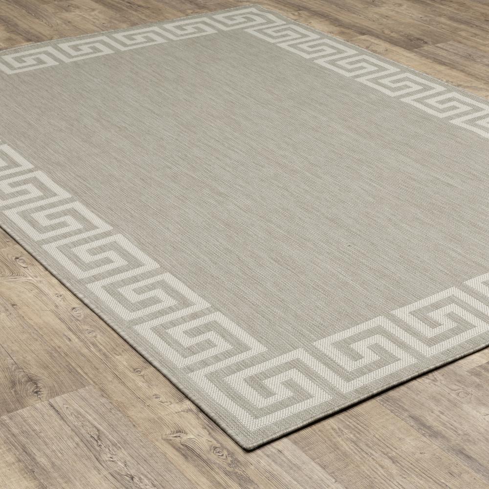 5' x 7' Gray and Ivory Stain Resistant Indoor Outdoor Area Rug. Picture 6