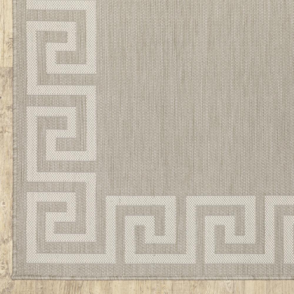 5' x 7' Gray and Ivory Stain Resistant Indoor Outdoor Area Rug. Picture 3