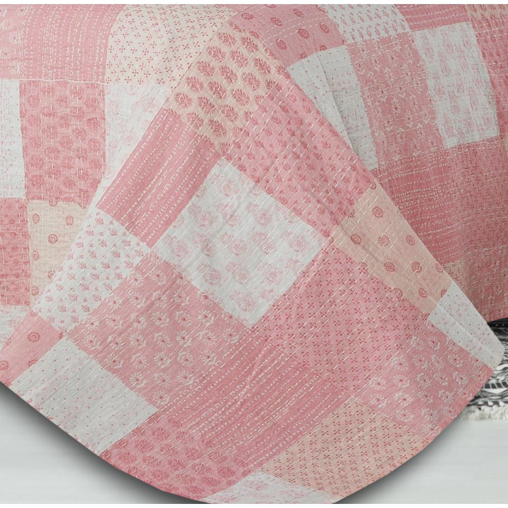 Pink Knitted Cotton Geometric Throw. Picture 3