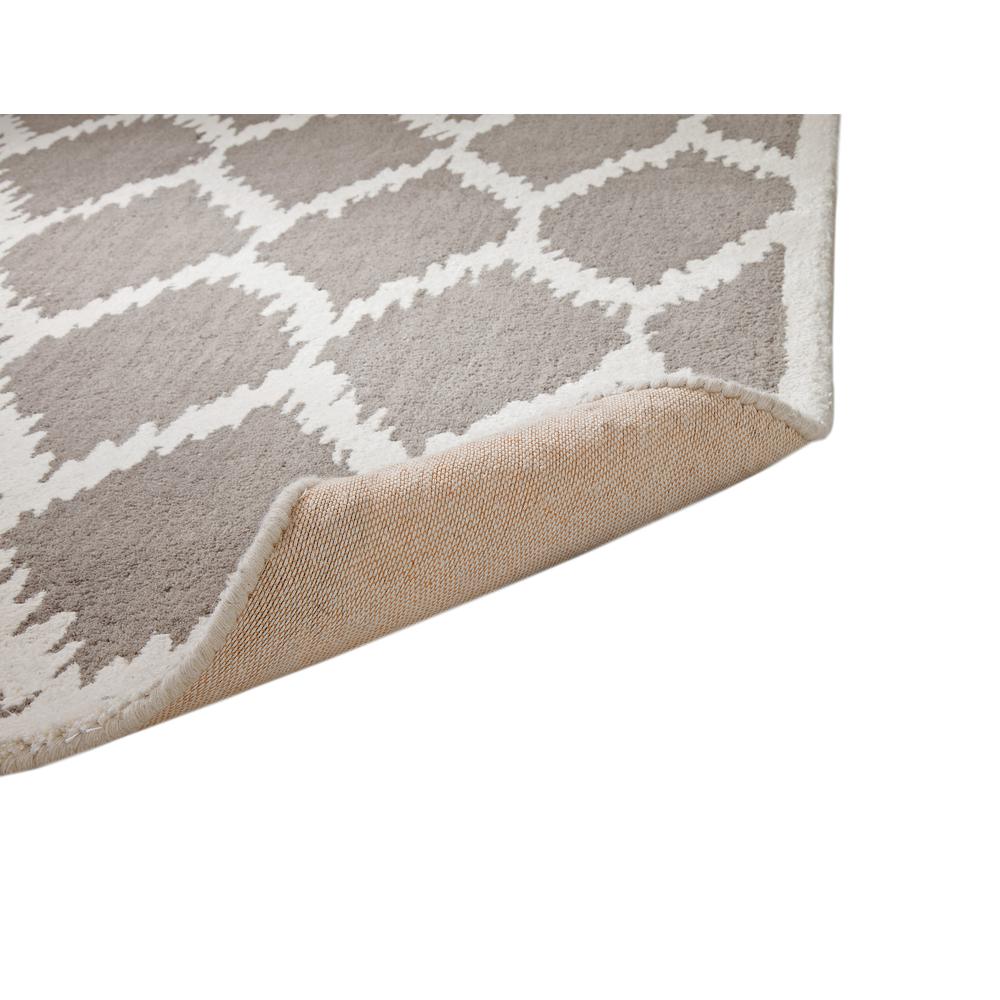 Lifestyle Riley Grey/Ivory Area Rug, 5' x 8'. Picture 3