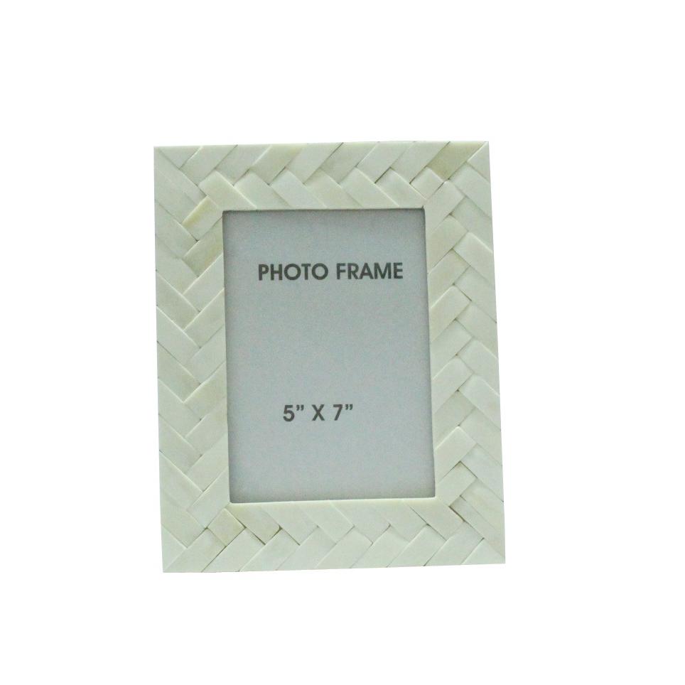 5X7" Criss-Cross Frame - White. Picture 1