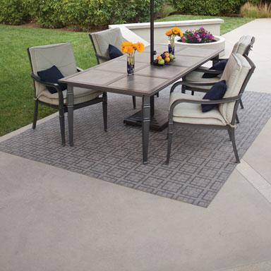 Outdoor Rug Lattice - Silver & Charcoal. Picture 3