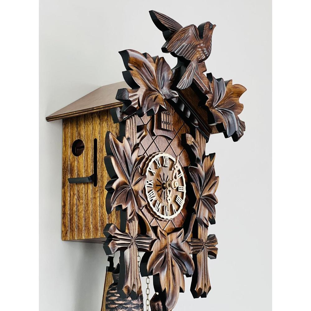 Eight Day Cuckoo Clock with Five Hand-carved Maple Leaves and One Bird. Picture 4