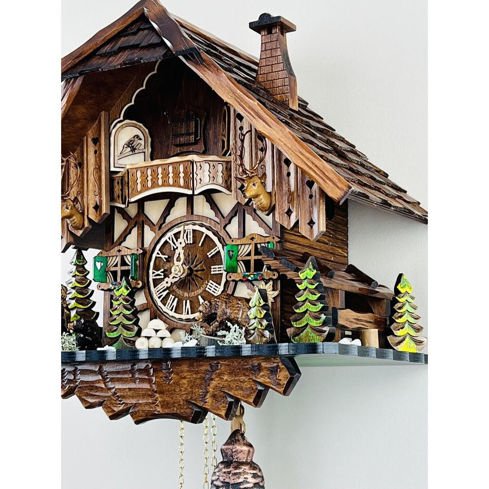 Eight Day Hunter's Cuckoo Clock with Hand-carved Maple Leaves, Rifles, and Buck. Picture 2