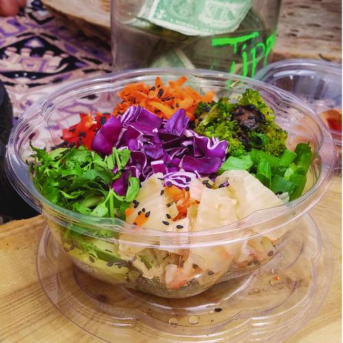 Renewable and Compostable Salad Bowls with Lids, 32 oz, Clear, Plastic, 50/Pack, 3 Packs/Carton. Picture 5