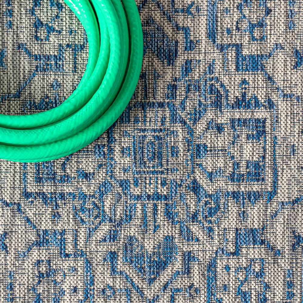 Sinjuri Medallion Textured Weave Indoor/Outdoor Area Rug. Picture 8