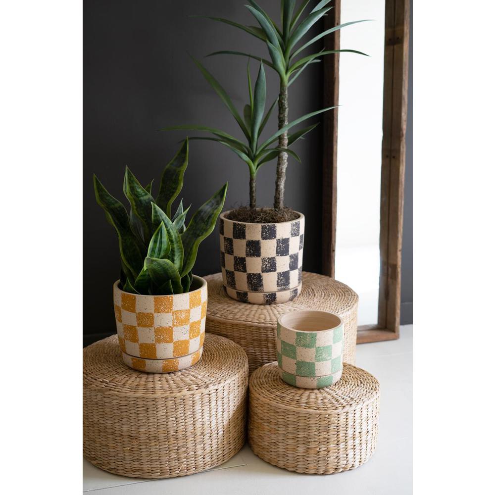 Set Of Three Checkered Clay Planters With Trays. Picture 2