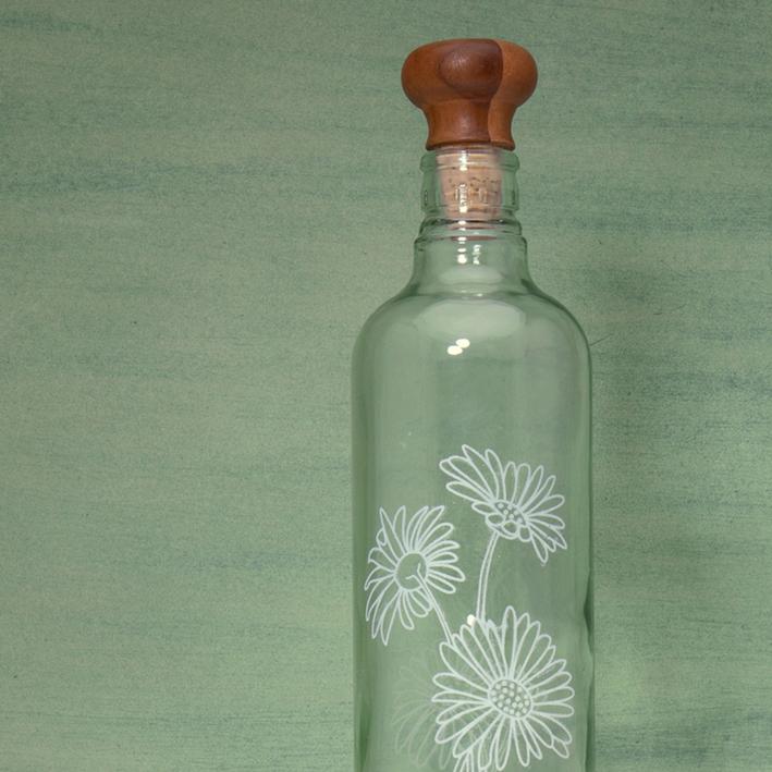 Daisy Glass Water Bottle With Wooden Stopper. Picture 2