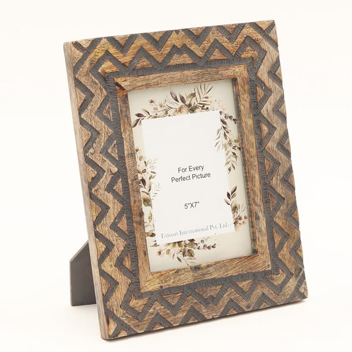 Wooden Carving Photo Frame 5'' X 7'' - Distress Black. Picture 2
