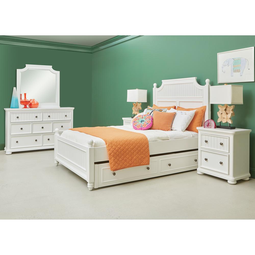 Savannah Queen Poster Bed - White Finish. Picture 8