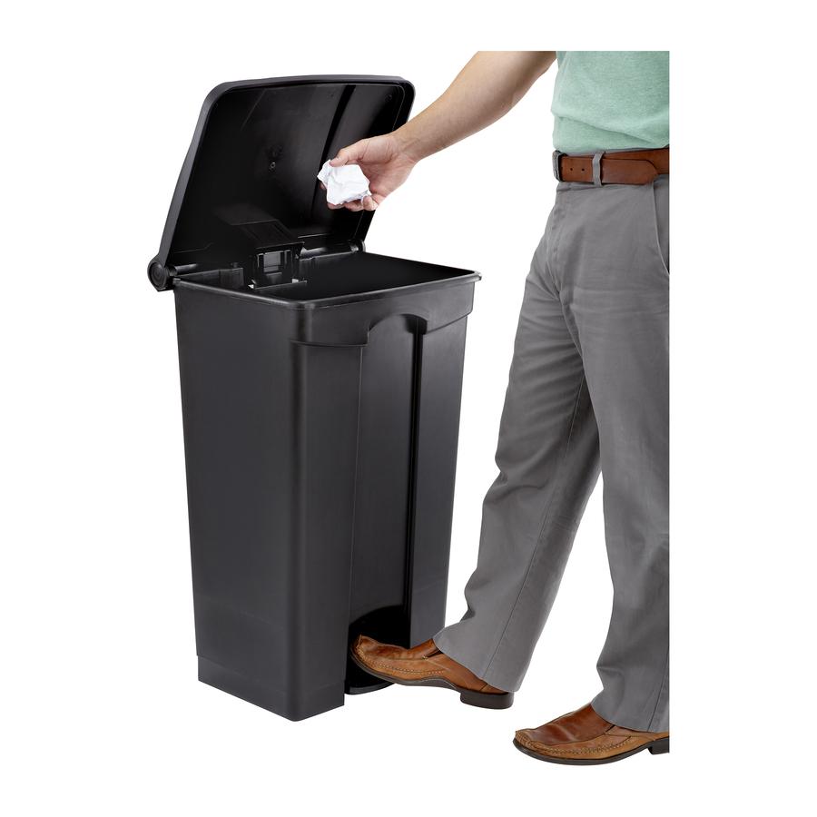 Safco Plastic Step-on Waste Receptacle - 23 gal Capacity - Rectangular - 32.3" Height x 19.8" Width x 16.3" Depth - Plastic - Black - 1 Each. Picture 2